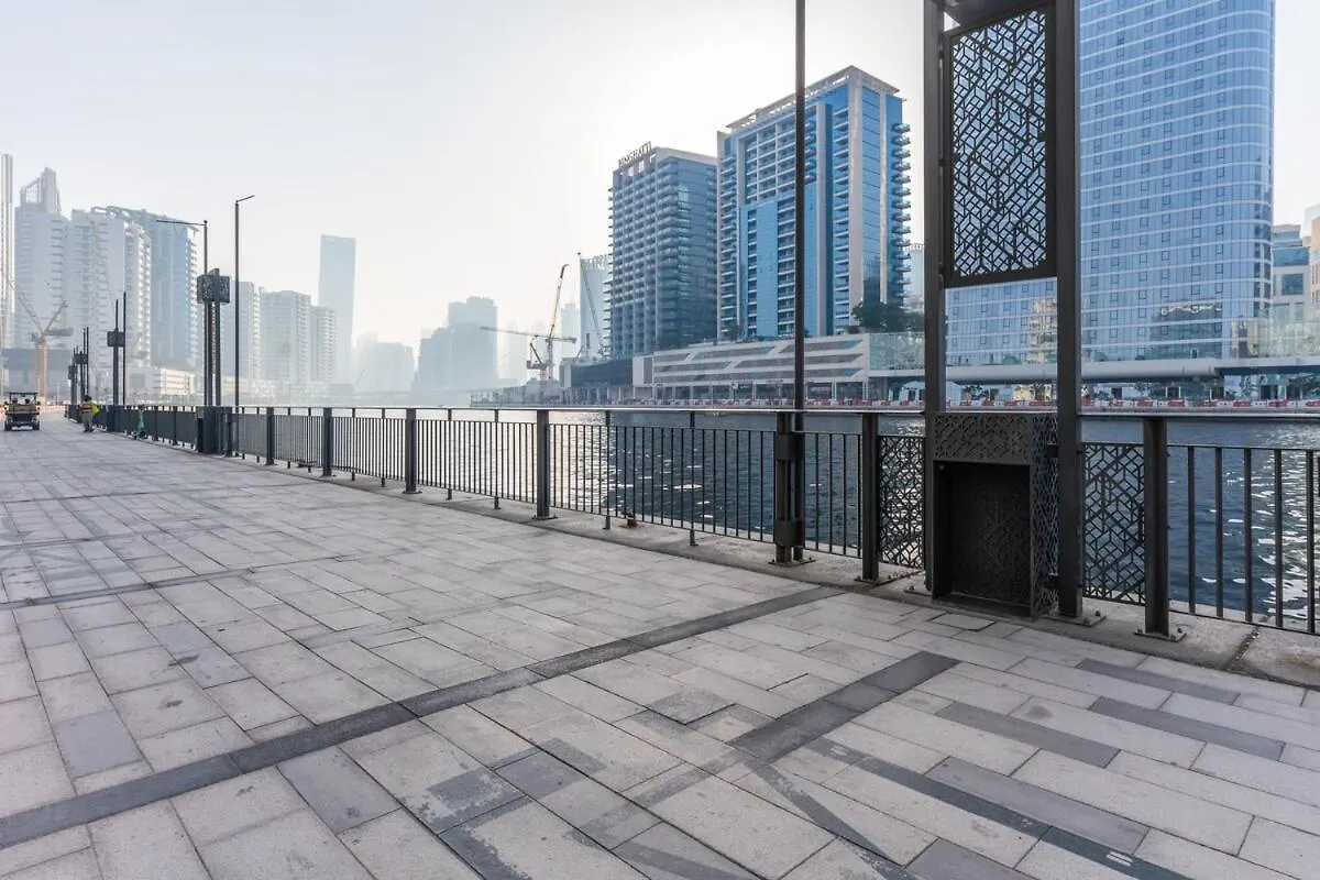 Modern 1Br W & Pool, Gym, Canal & Burj Khalifa Views Dubai Emirati Arabi Uniti
