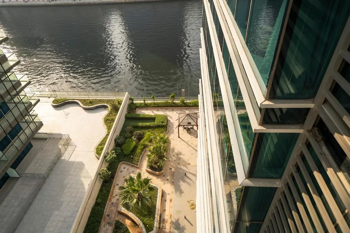 Modern 1Br W & Pool, Gym, Canal & Burj Khalifa Views Dubai