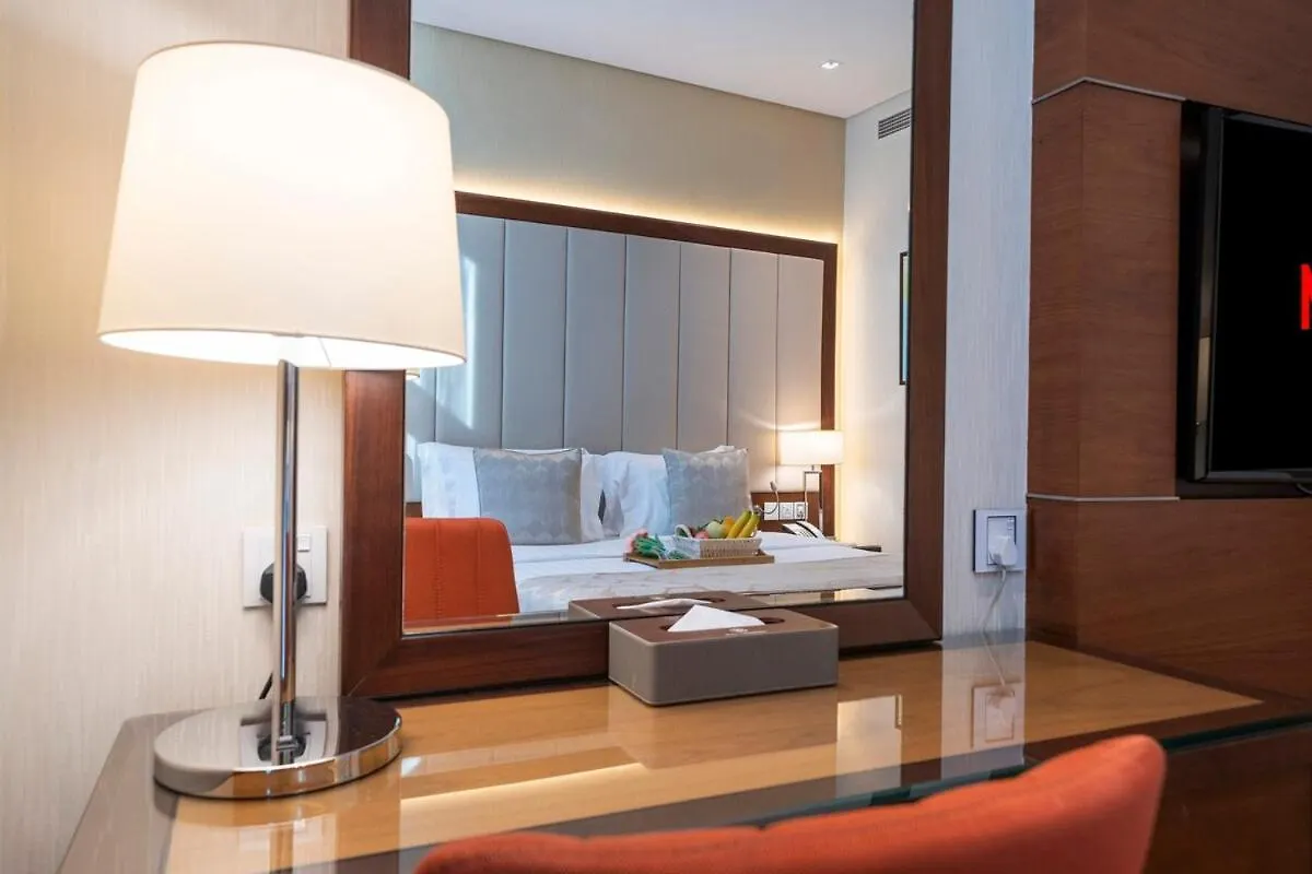 Modern 1Br W & Pool, Gym, Canal & Burj Khalifa Views Dubai
