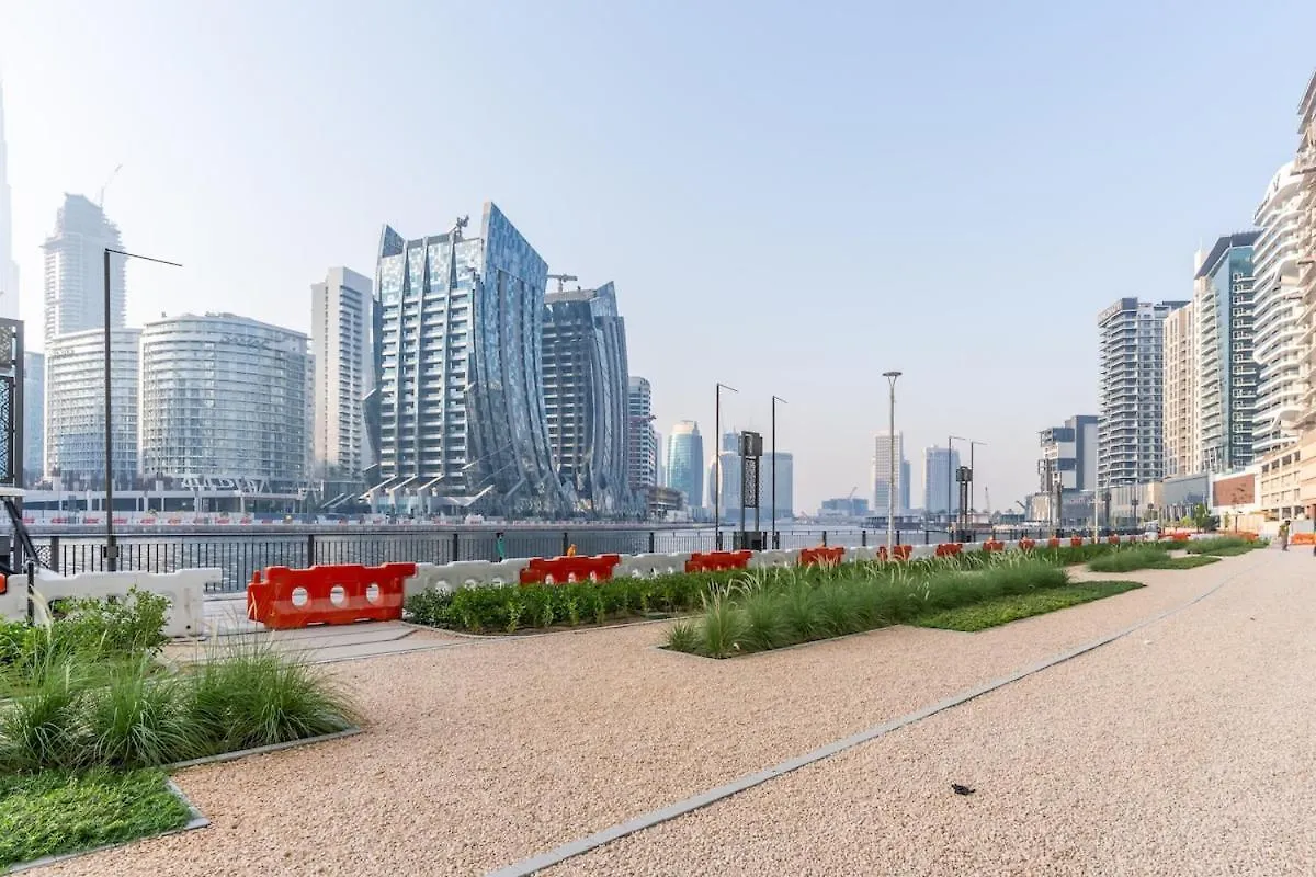 Modern 1Br W & Pool, Gym, Canal & Burj Khalifa Views Dubai 0*,