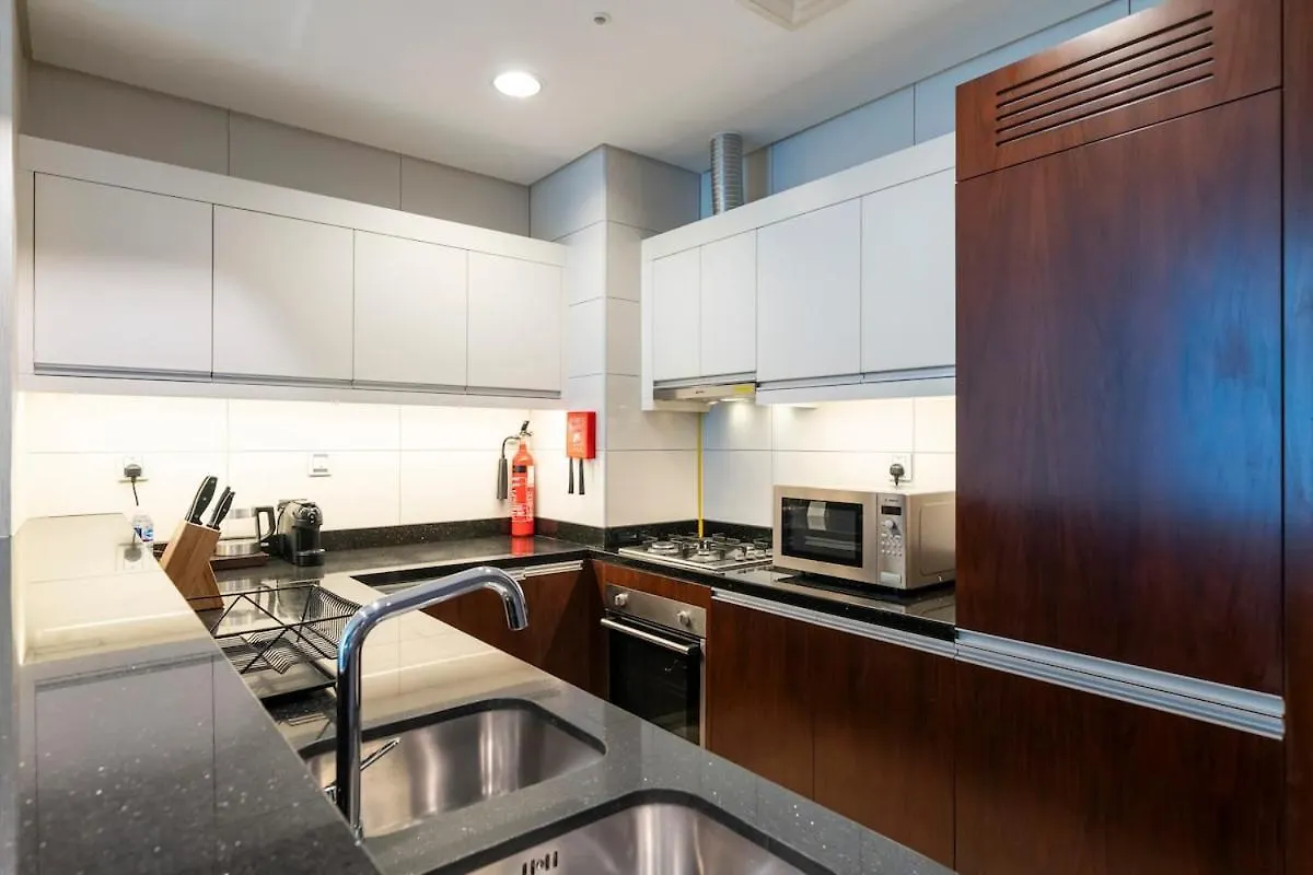 Modern 1Br W & Pool, Gym, Canal & Burj Khalifa Views Dubai Appartamento