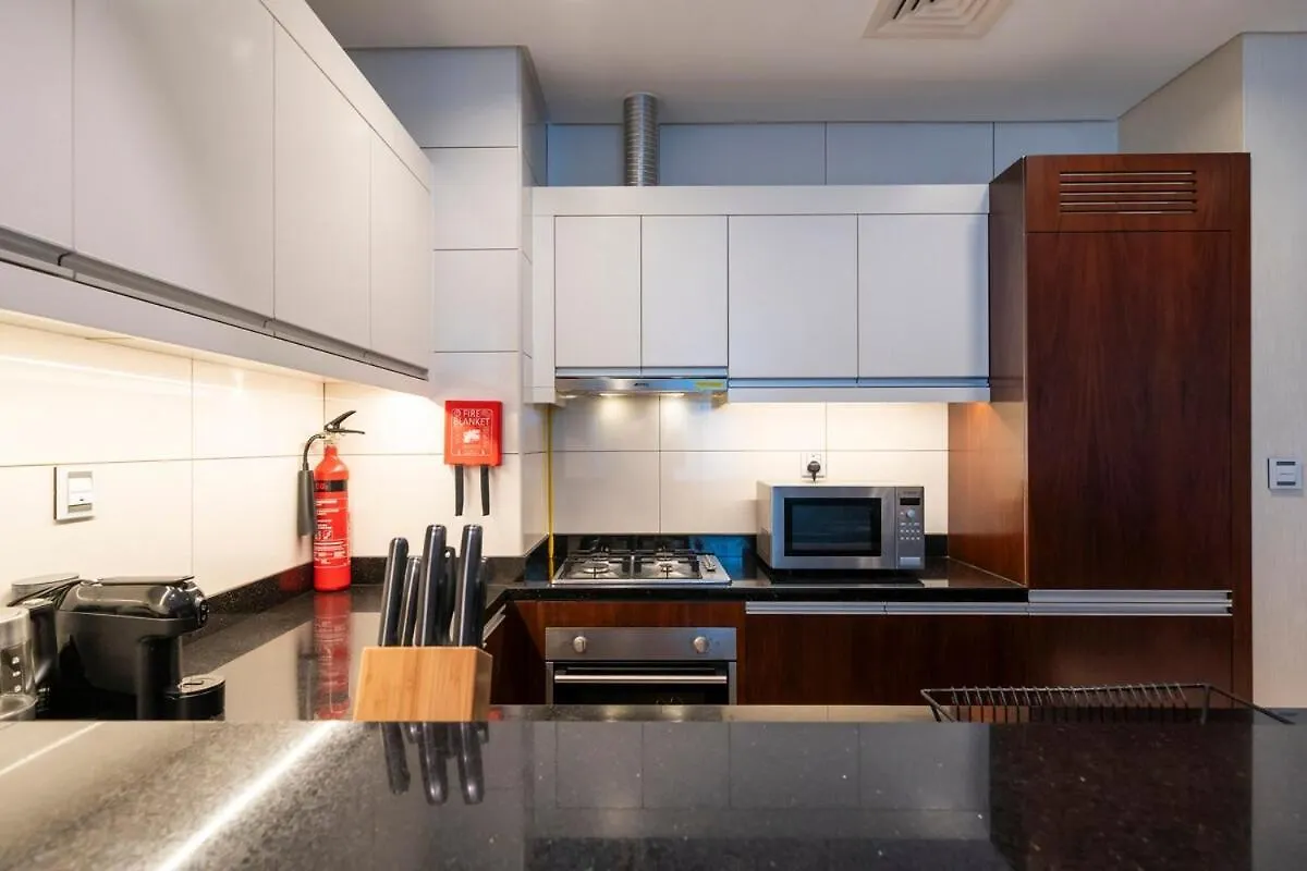 Modern 1Br W & Pool, Gym, Canal & Burj Khalifa Views دبي