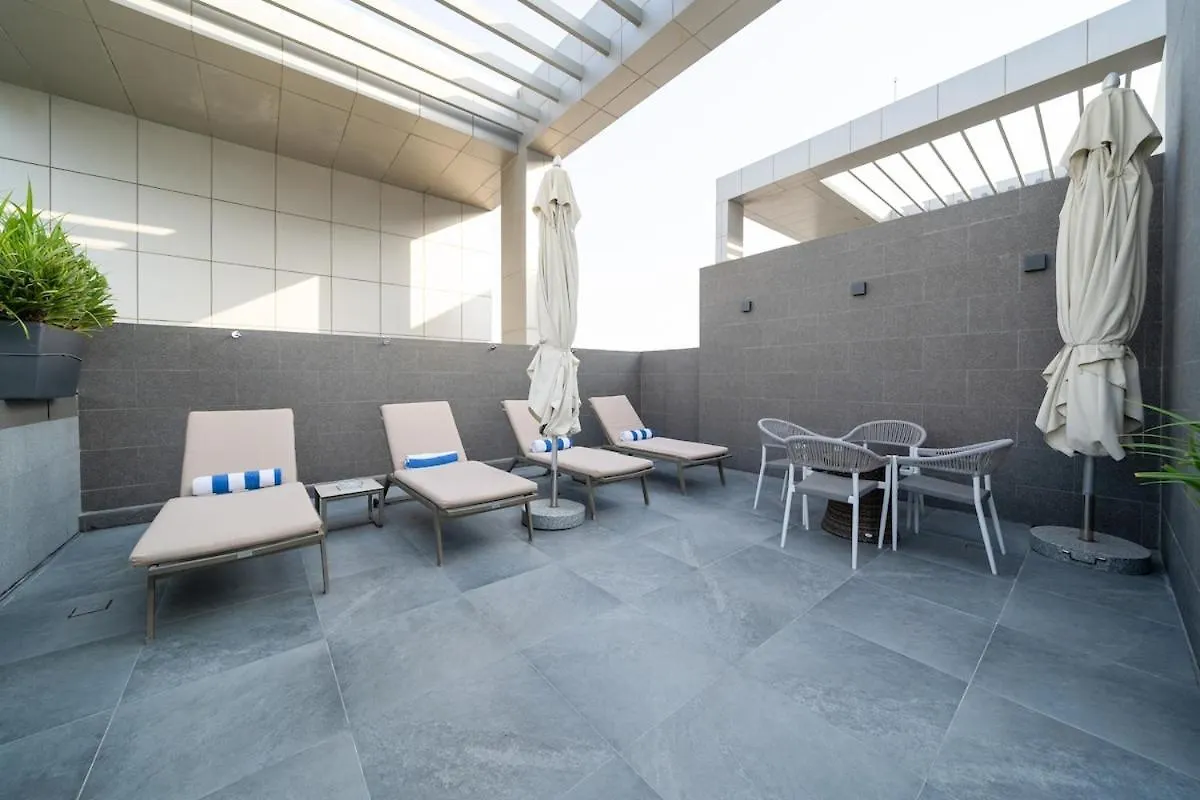 Modern 1Br W & Pool, Gym, Canal & Burj Khalifa Views دبي شقة