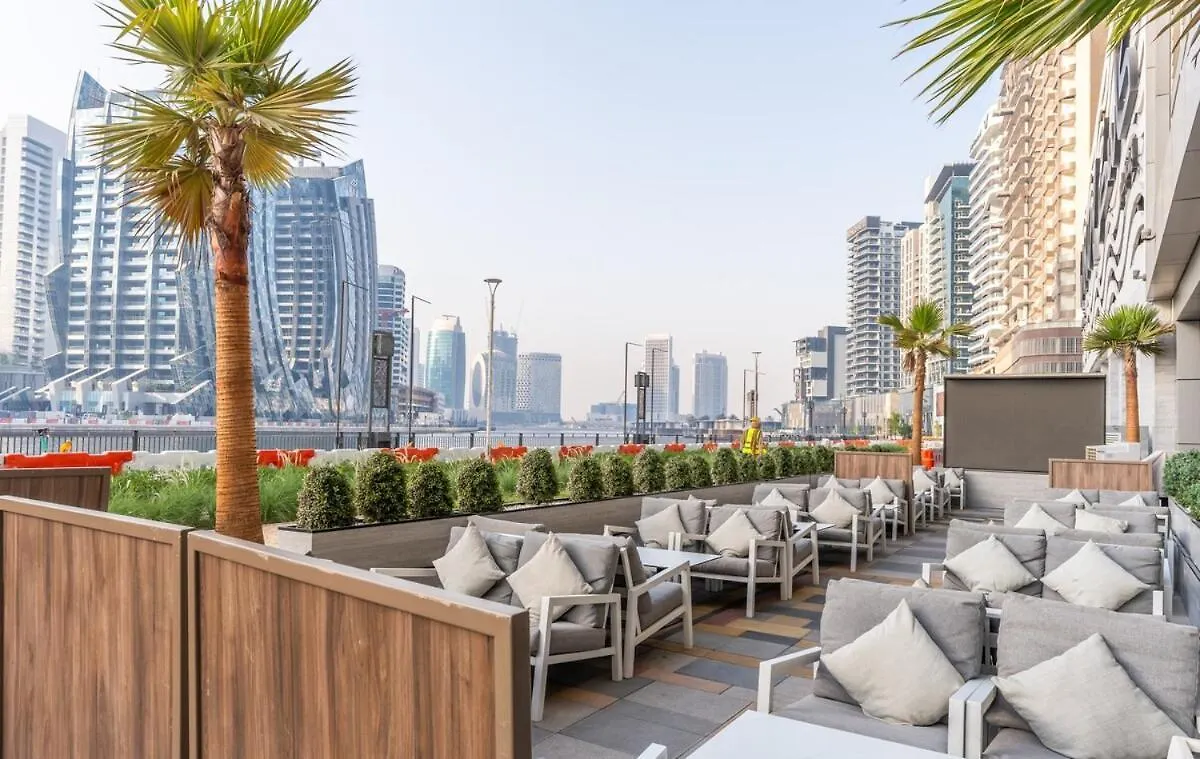 Apartment Modern 1Br W & Pool, Gym, Canal & Burj Khalifa Views Dubai