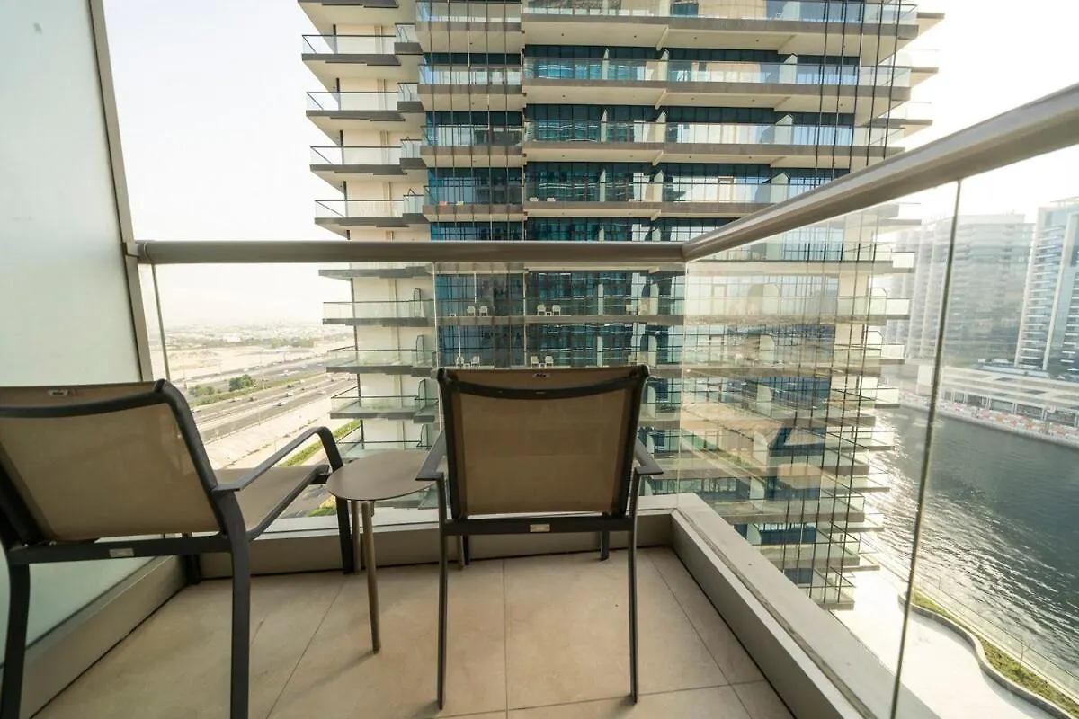 Modern 1Br W & Pool, Gym, Canal & Burj Khalifa Views Dubai