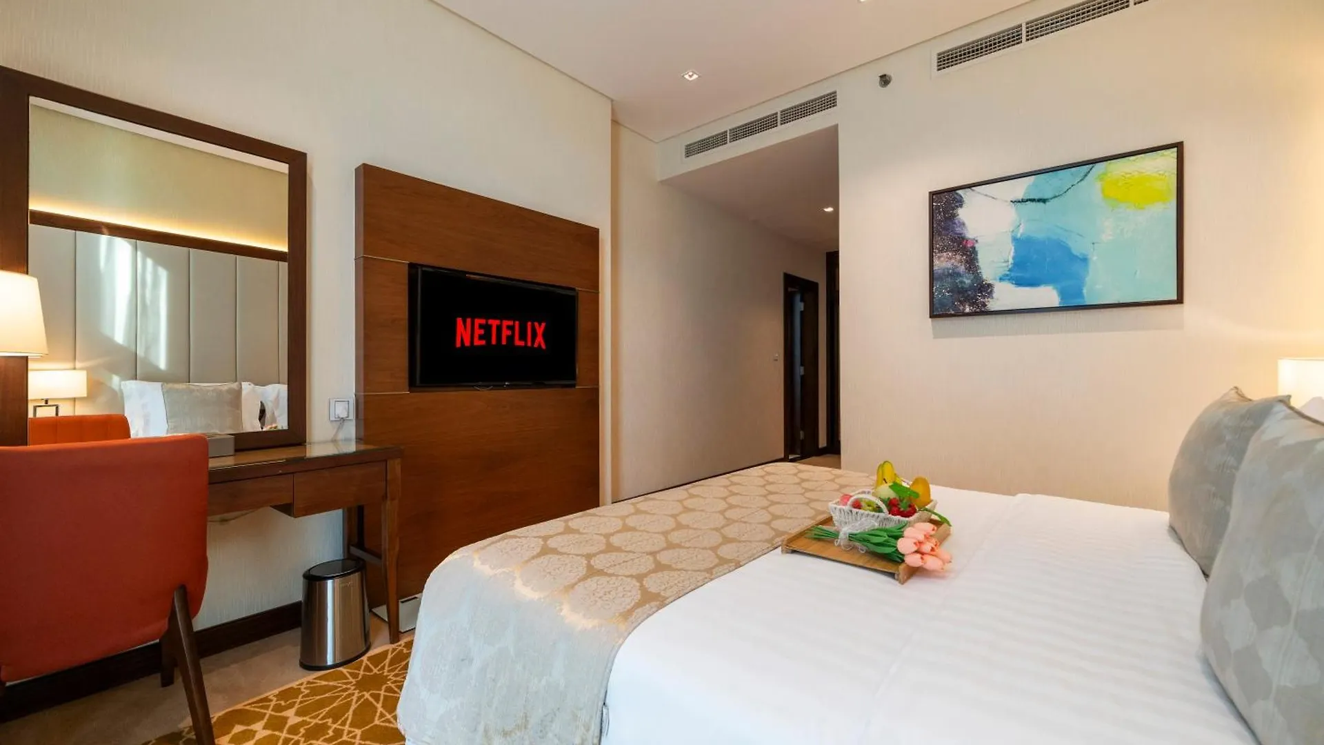 Apartment Modern 1Br W & Pool, Gym, Canal & Burj Khalifa Views Dubai