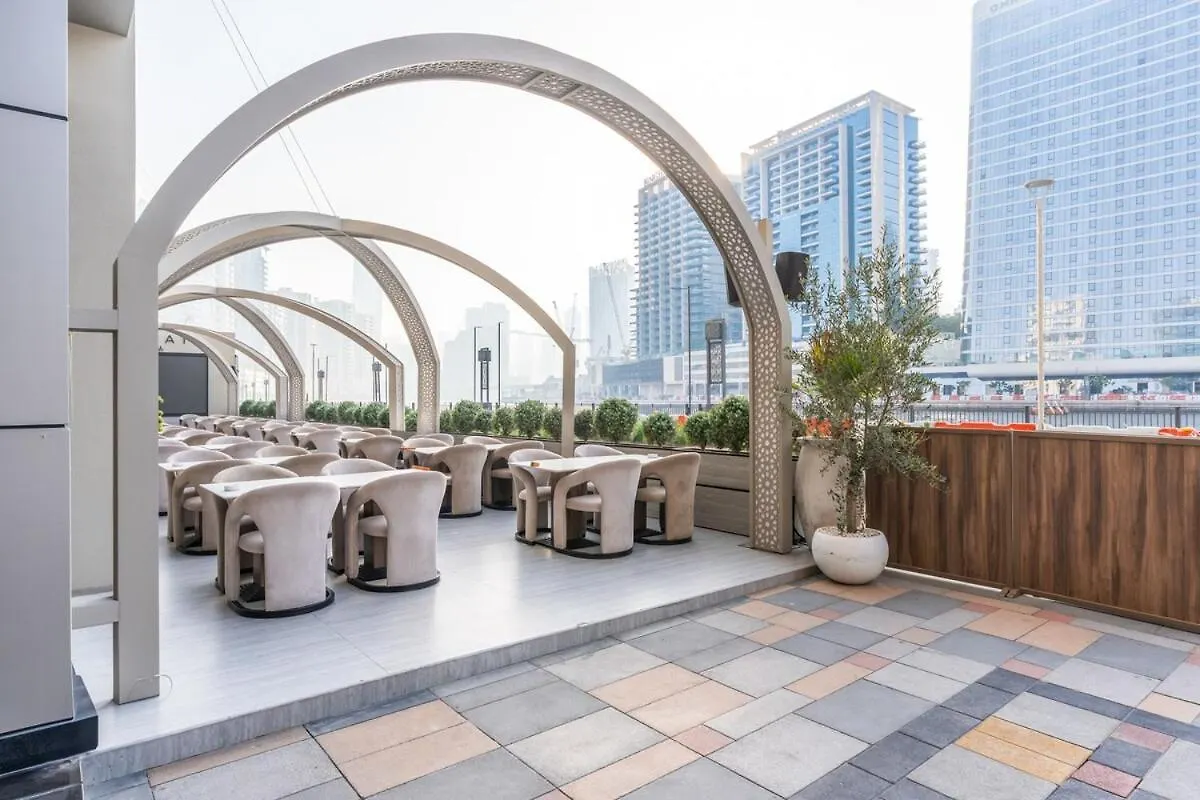 Modern 1Br W & Pool, Gym, Canal & Burj Khalifa Views Dubaj 0*,  Egyesült Arab Emírségek