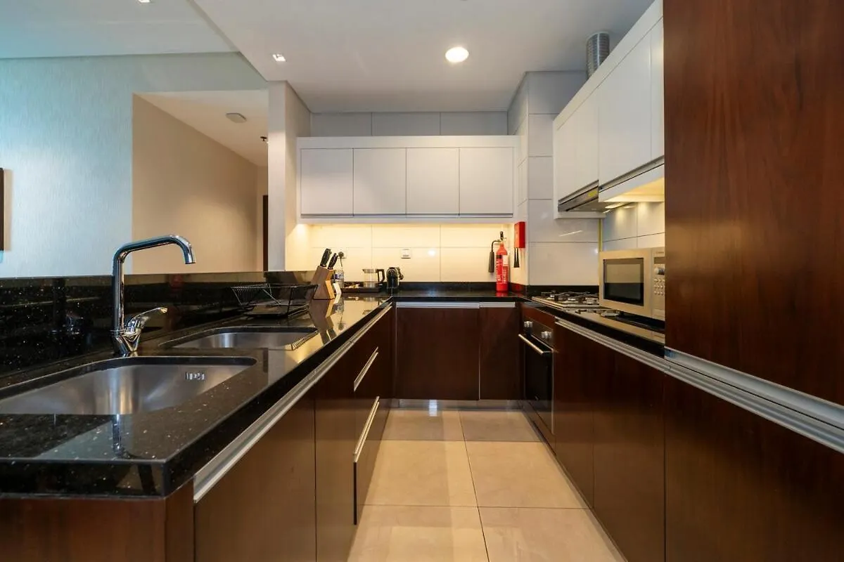 Modern 1Br W & Pool, Gym, Canal & Burj Khalifa Views Dubaj